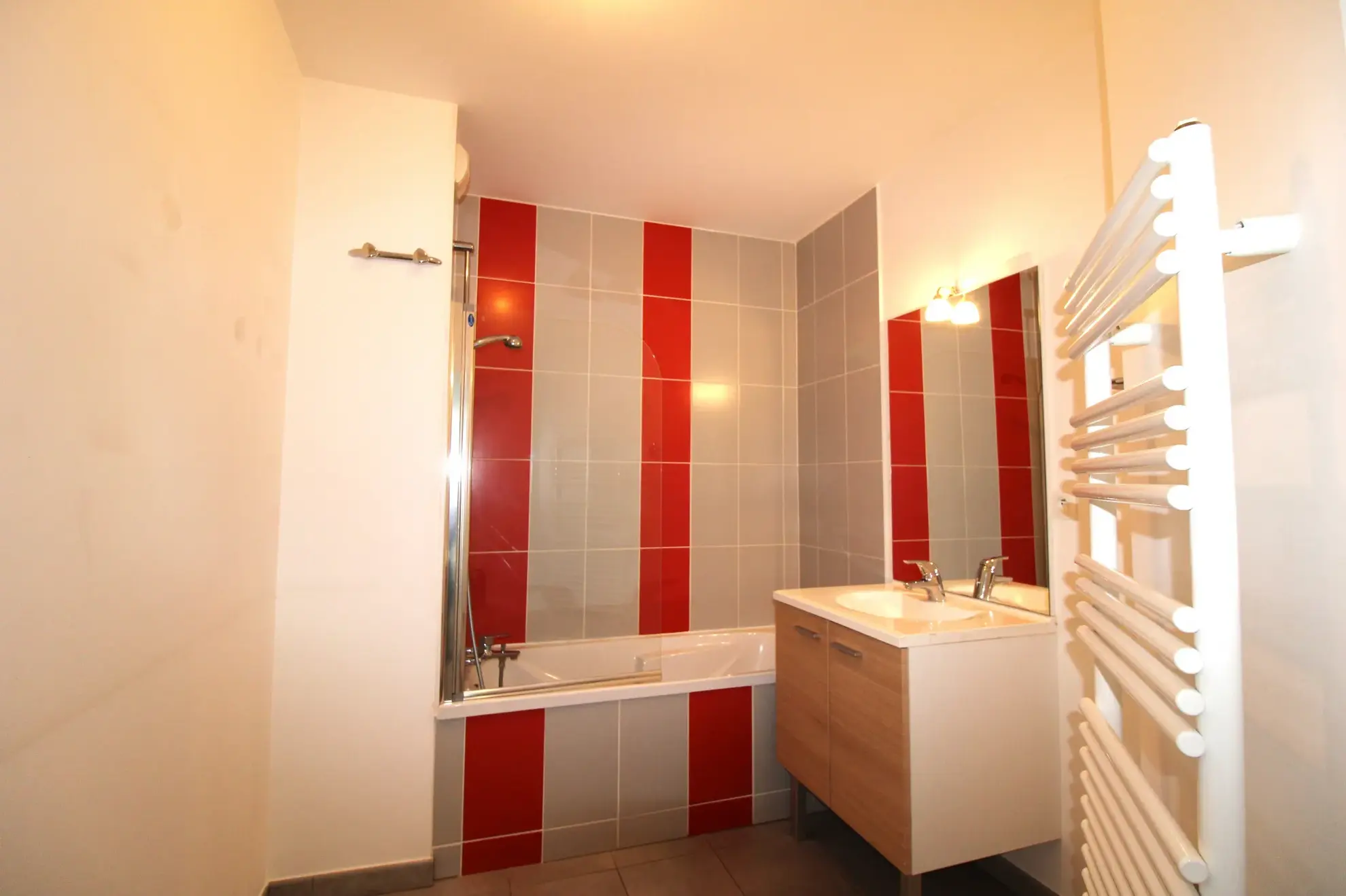 Bel Appartement Type 3 avec Terrasse et Garage Fermé à AVRILLE 
