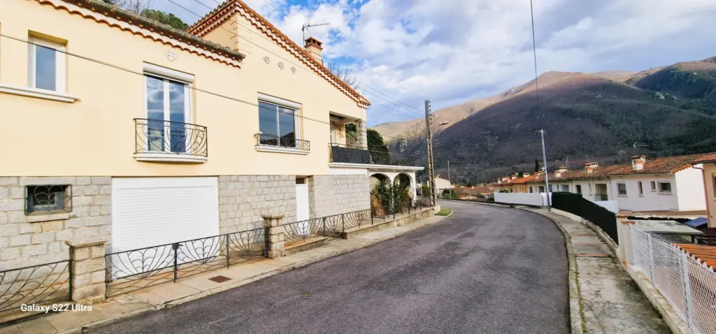Maison à Arles-sur-Tech avec terrasse, jardin, annexe, garage et vue dominante