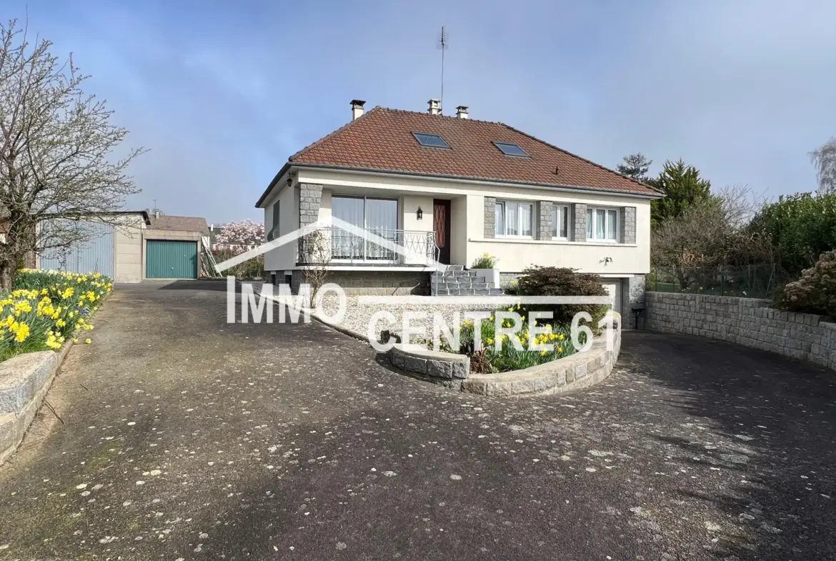 Maison calme à vendre à La Ferté Macé avec dépendances sur 1975 m² 