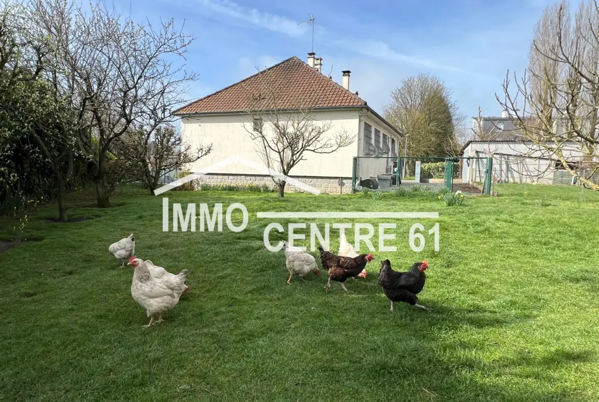 Maison calme à vendre à La Ferté Macé avec dépendances sur 1975 m² 