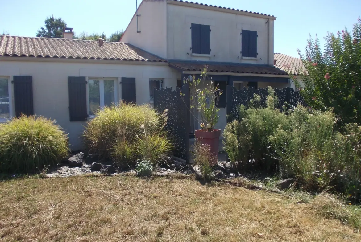 Maison contemporaine avec garage et piscine à vendre à Matha 