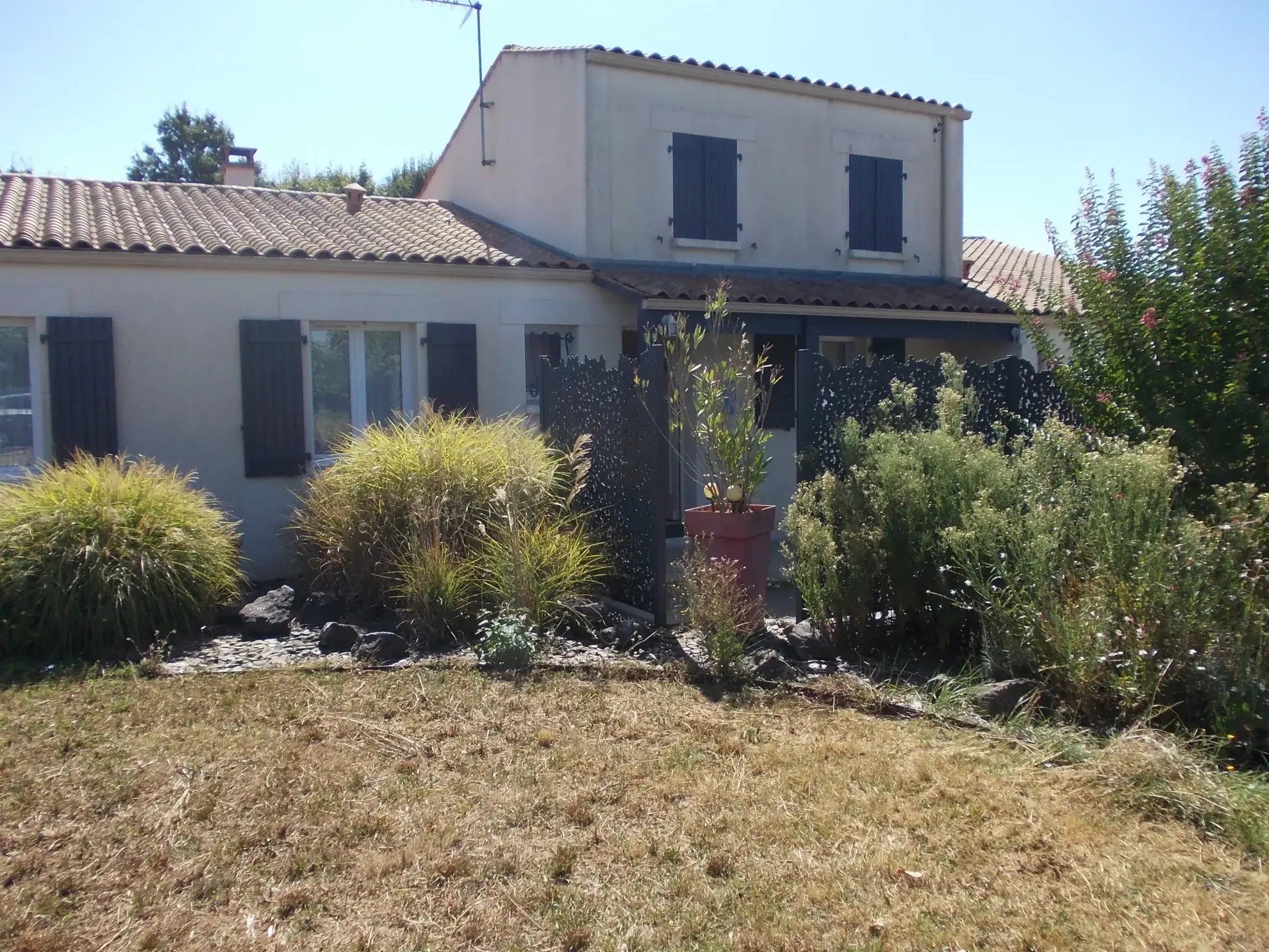 Maison contemporaine avec garage et piscine à vendre à Matha 