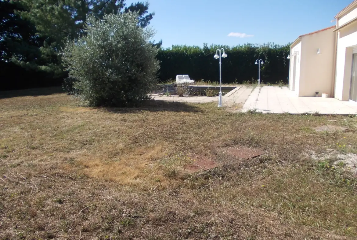 Maison contemporaine avec garage et piscine à vendre à Matha 