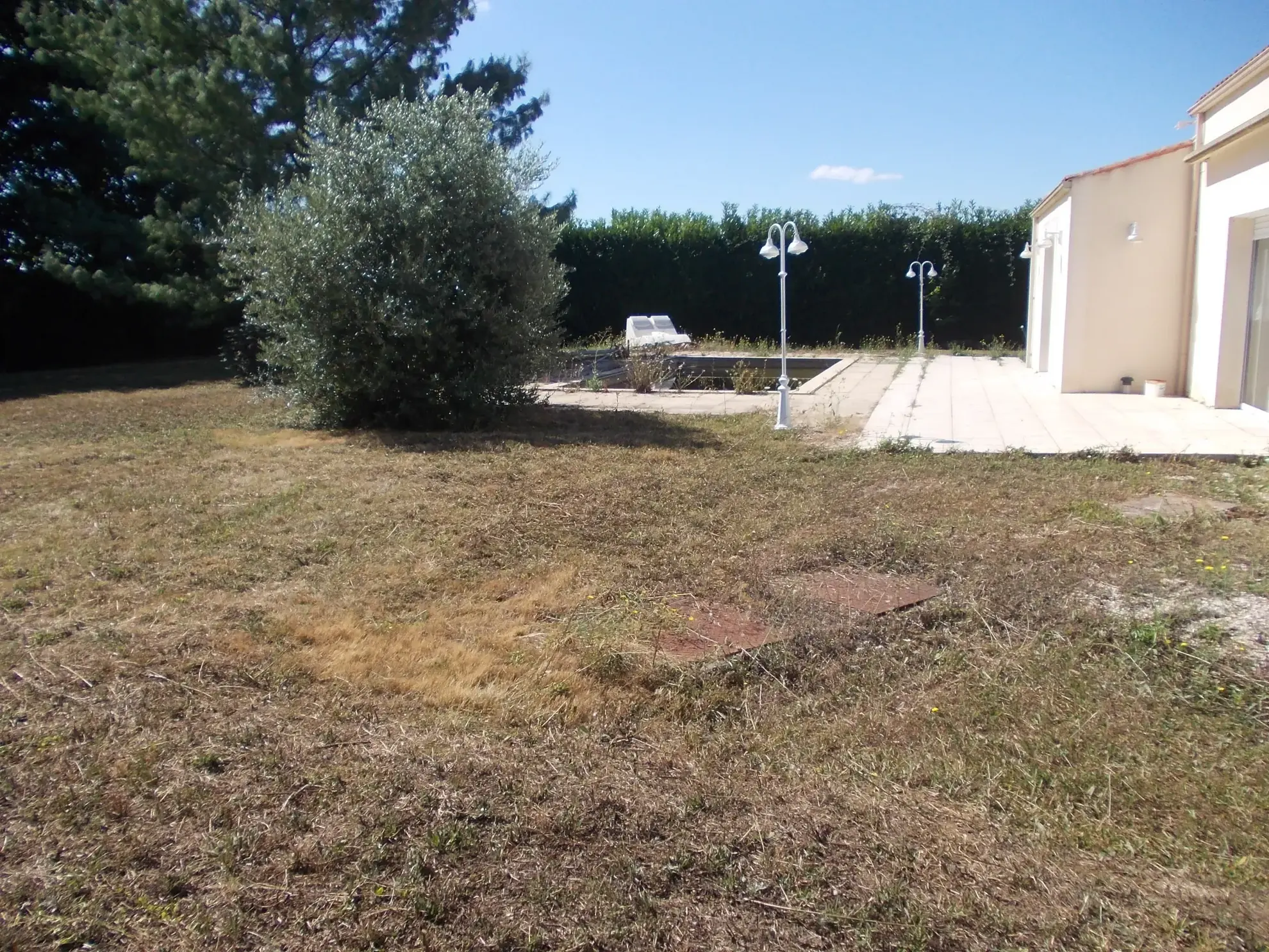 Maison contemporaine avec garage et piscine à vendre à Matha 