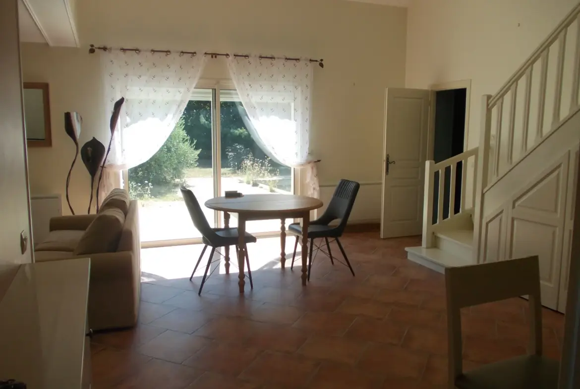 Maison contemporaine avec garage et piscine à vendre à Matha 