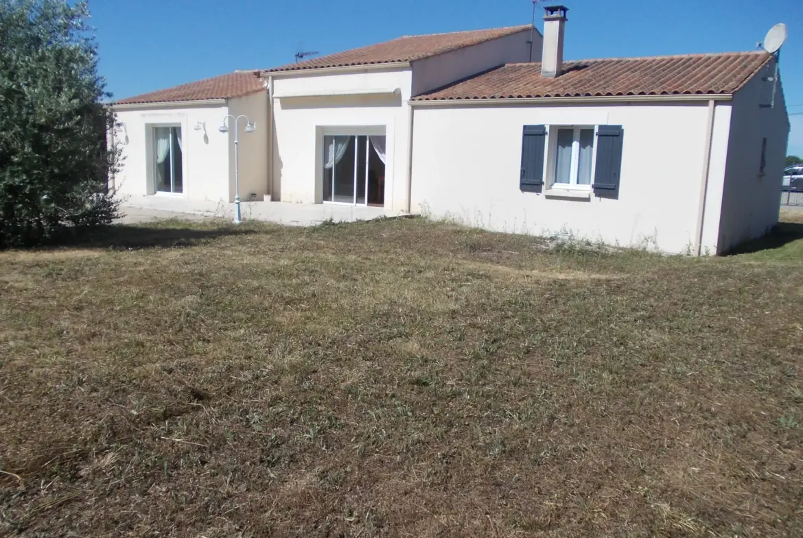 Maison contemporaine avec garage et piscine à vendre à Matha 