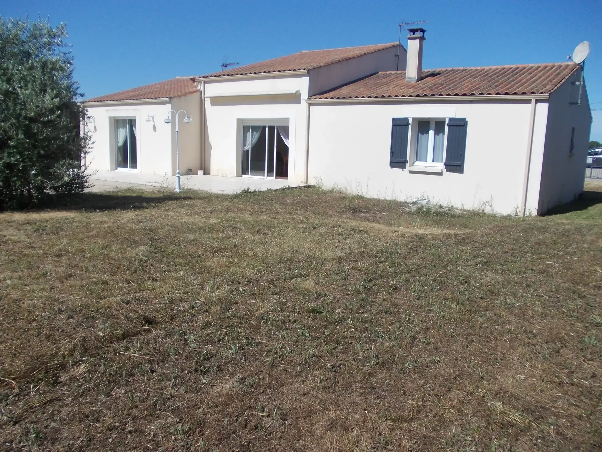 Maison contemporaine avec garage et piscine à vendre à Matha 