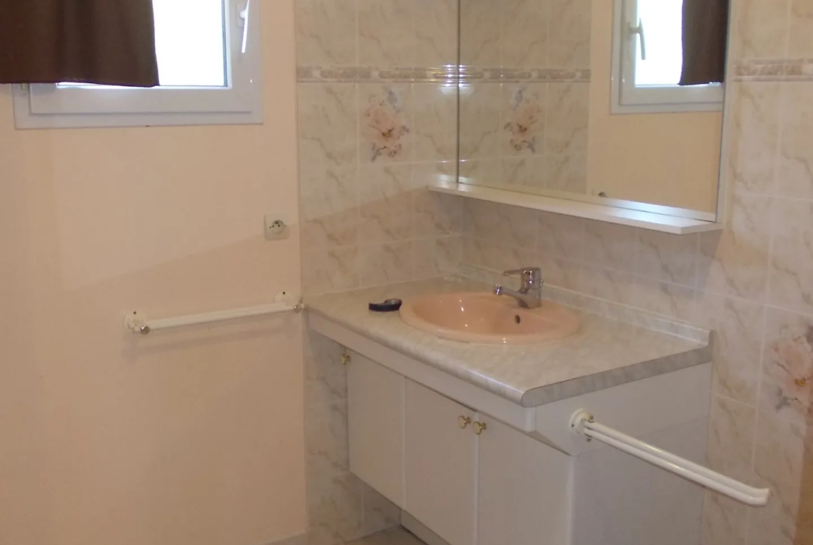 Maison contemporaine avec garage et piscine à vendre à Matha 