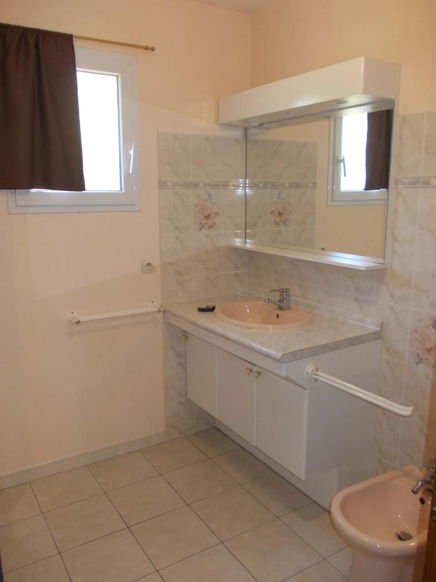 Maison contemporaine avec garage et piscine à vendre à Matha 