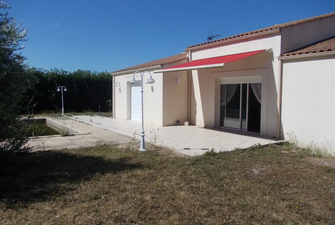 Maison contemporaine avec garage et piscine à vendre à Matha 