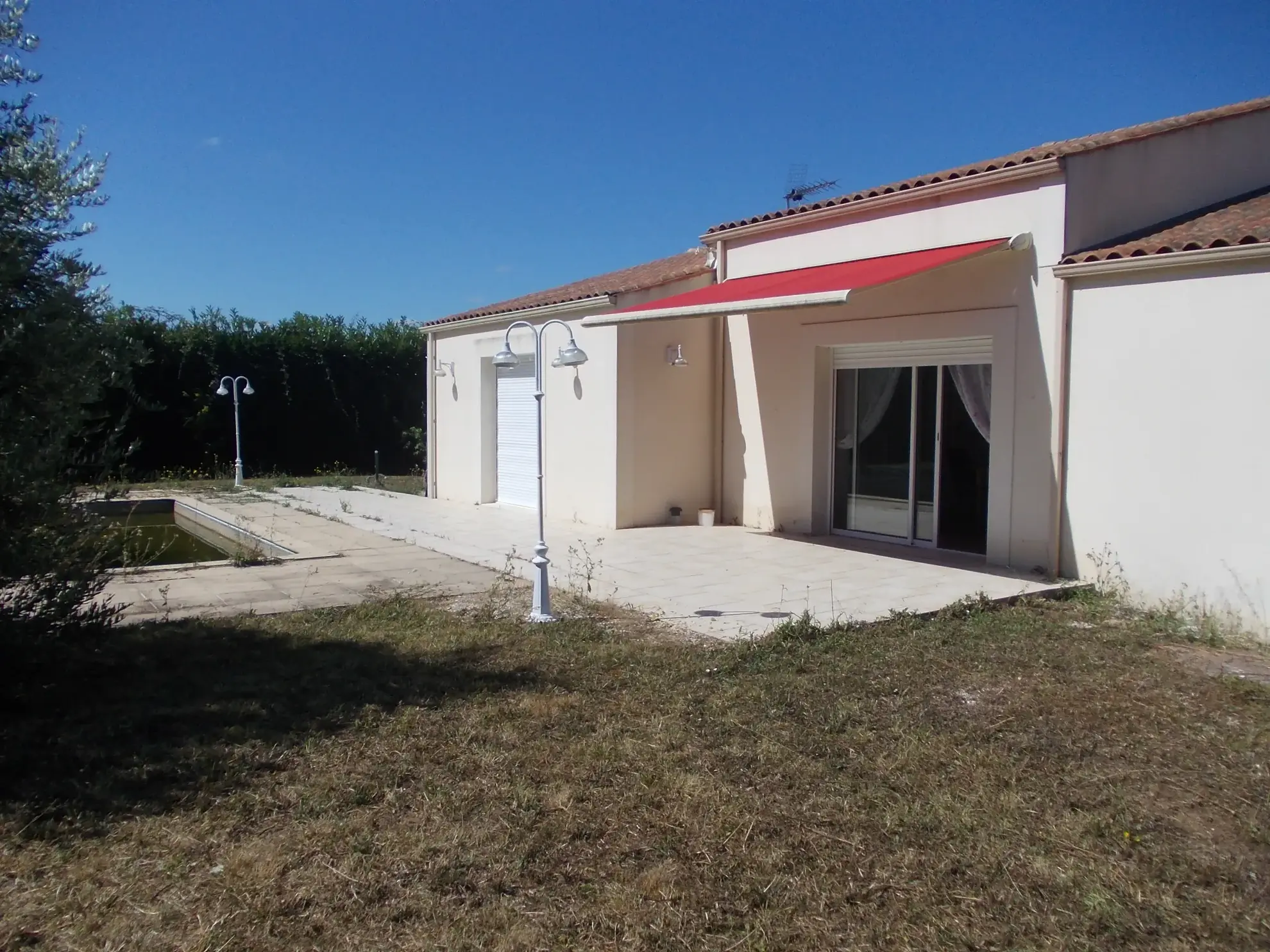 Maison contemporaine avec garage et piscine à vendre à Matha 