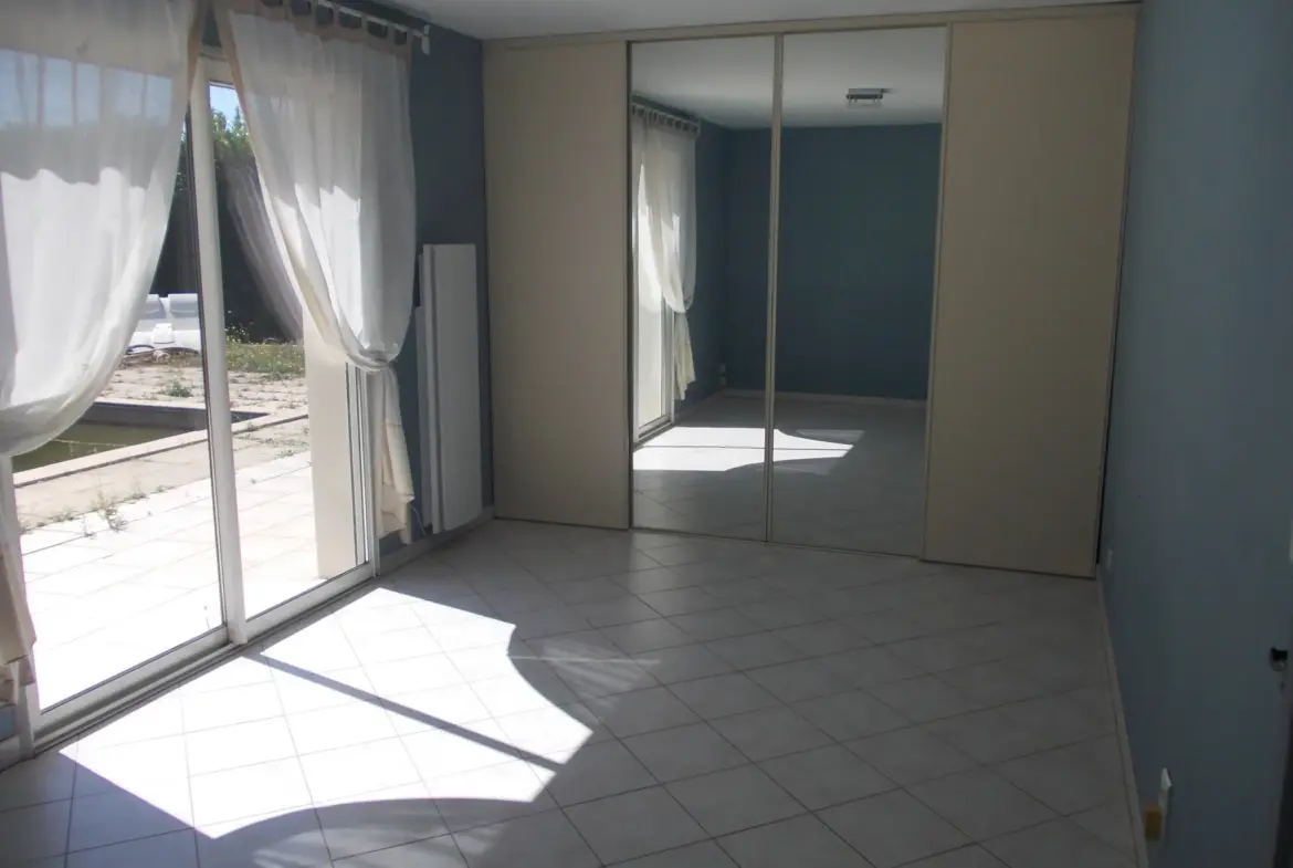 Maison contemporaine avec garage et piscine à vendre à Matha 