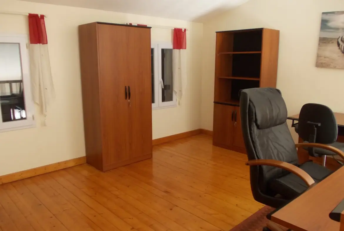 Maison contemporaine avec garage et piscine à vendre à Matha 