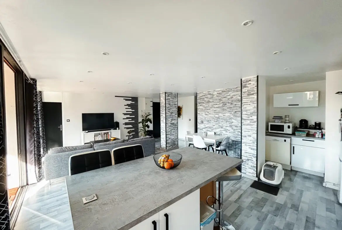 Appartement 5 pièces rénové avec terrasse sud à La Valette-du-Var 