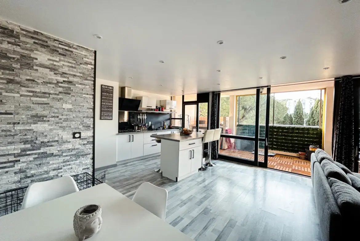 Appartement 5 pièces rénové avec terrasse sud à La Valette-du-Var 