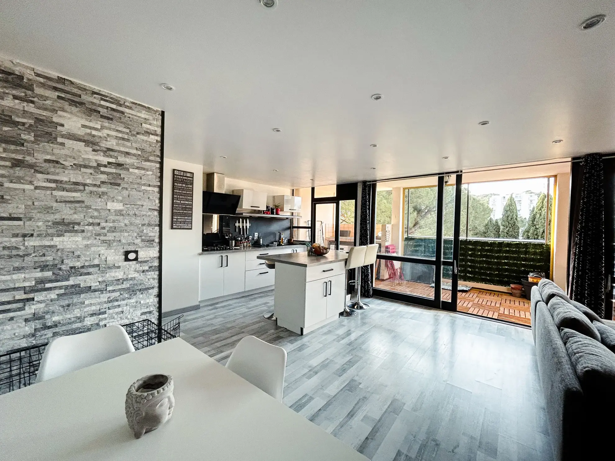 Appartement 5 pièces rénové avec terrasse sud à La Valette-du-Var 