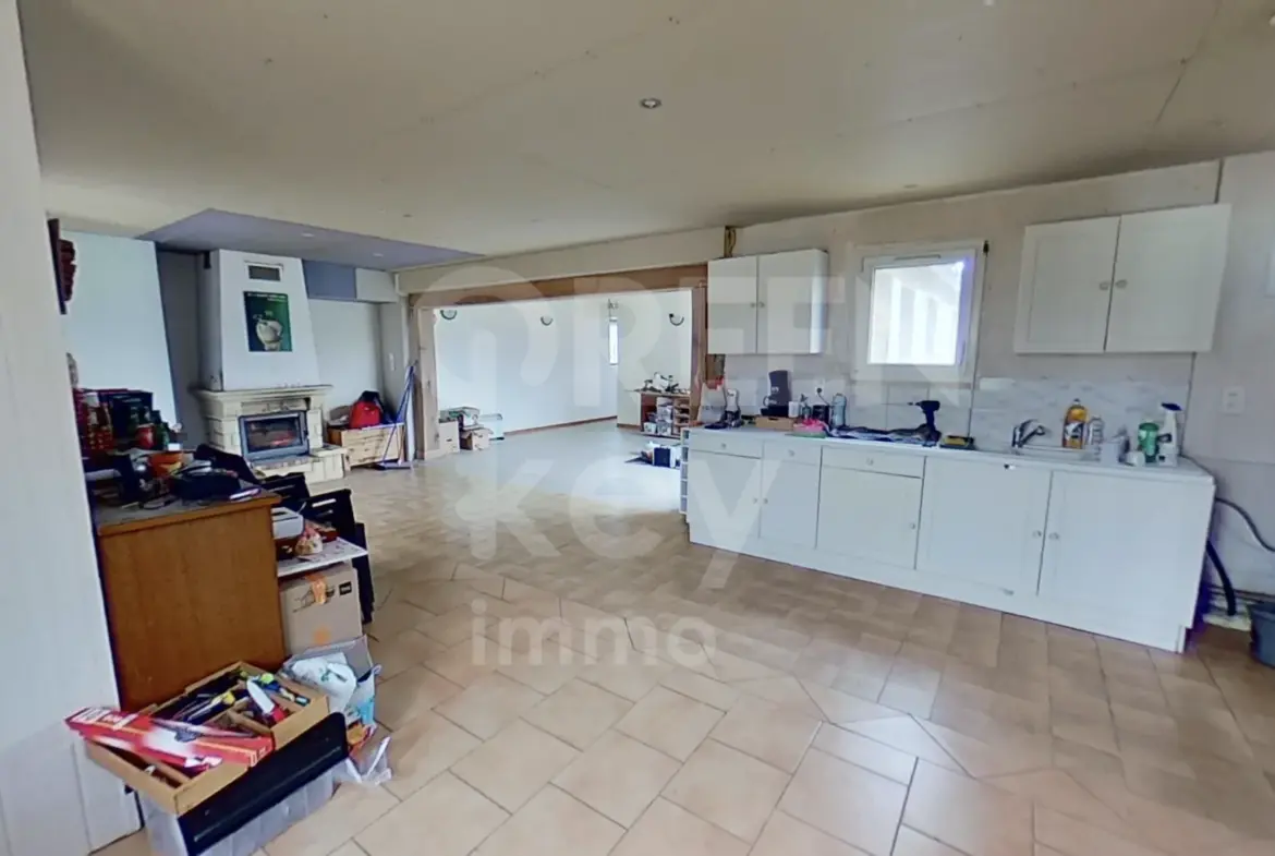 Maison de 4 pièces à Charny-Orée-de-Puisaye, 121 m² sur 4142 m² de terrain 