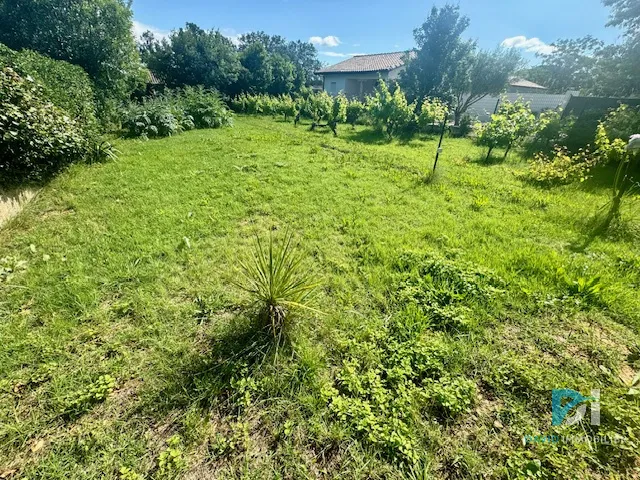 Terrain constructible de 421 m² à Montblanc à vendre - 133 000 € 