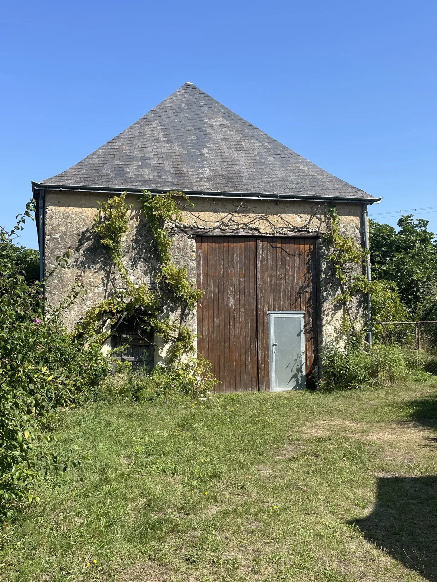 Ensemble immobilier à Noyant-Villages avec 2 maisons et grange 