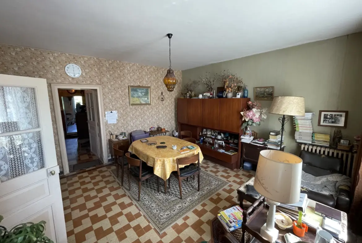 Ensemble immobilier à Noyant-Villages avec 2 maisons et grange 