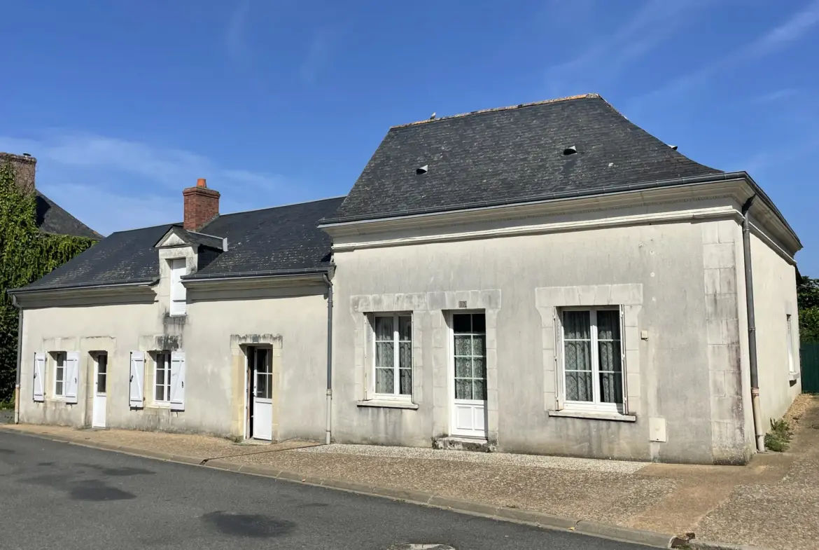 Ensemble immobilier à Noyant-Villages avec 2 maisons et grange 