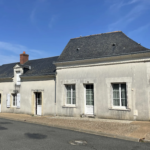 Ensemble immobilier à Noyant-Villages avec 2 maisons et grange
