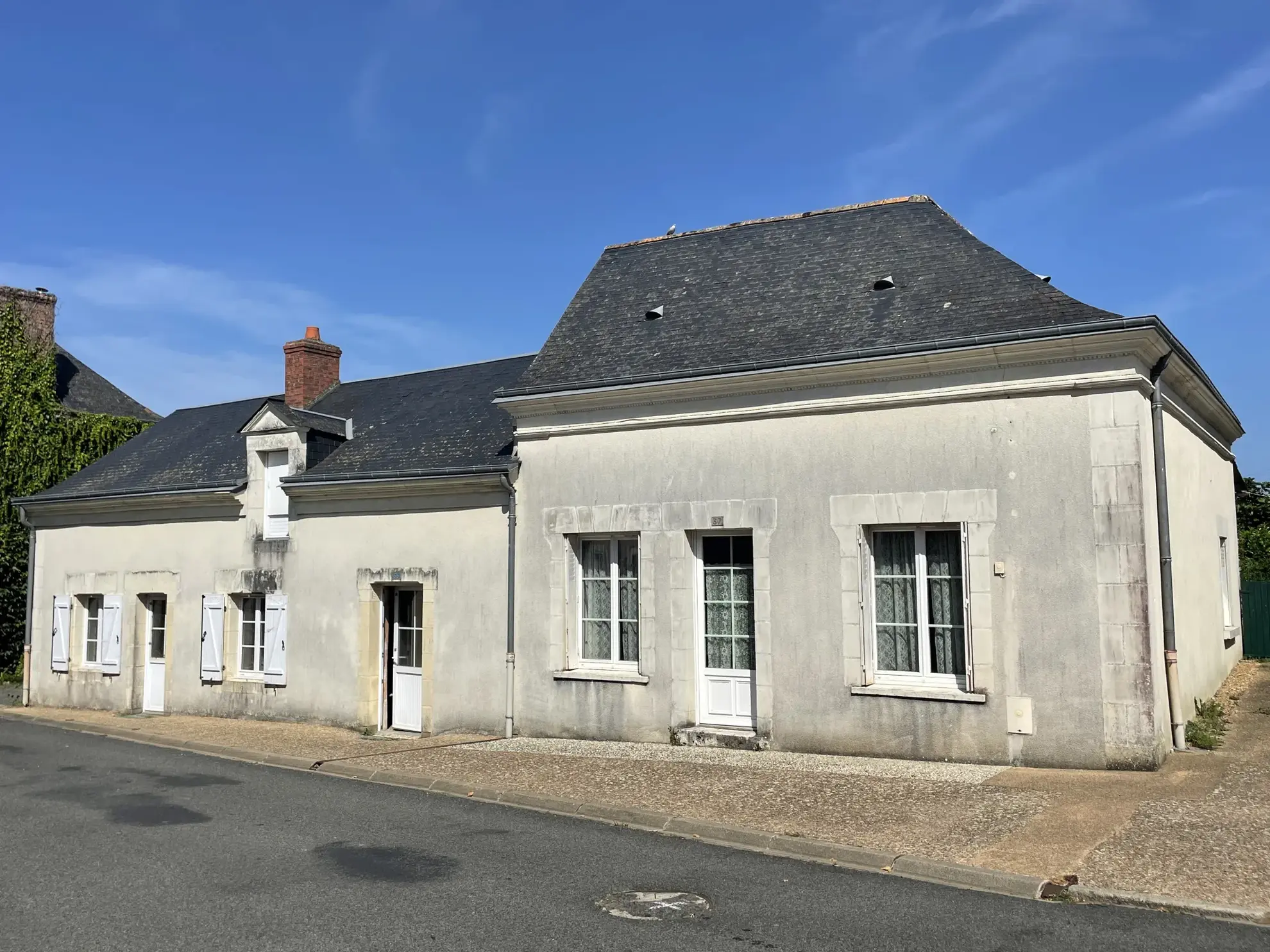 Ensemble immobilier à Noyant-Villages avec 2 maisons et grange 