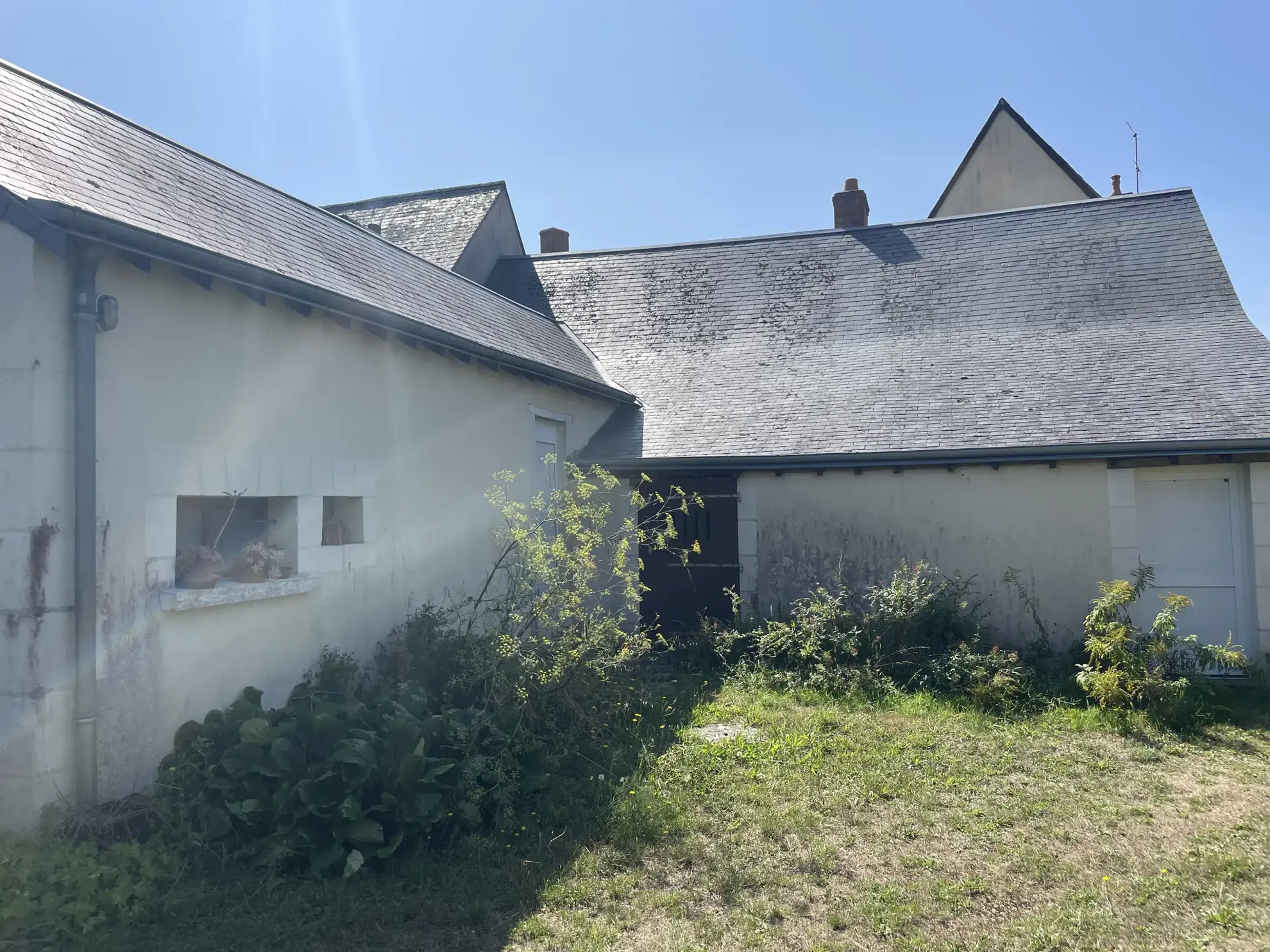 Ensemble immobilier à Noyant-Villages avec 2 maisons et grange 