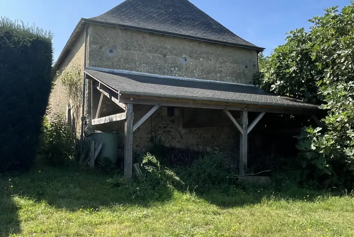Ensemble immobilier à Noyant-Villages avec 2 maisons et grange 