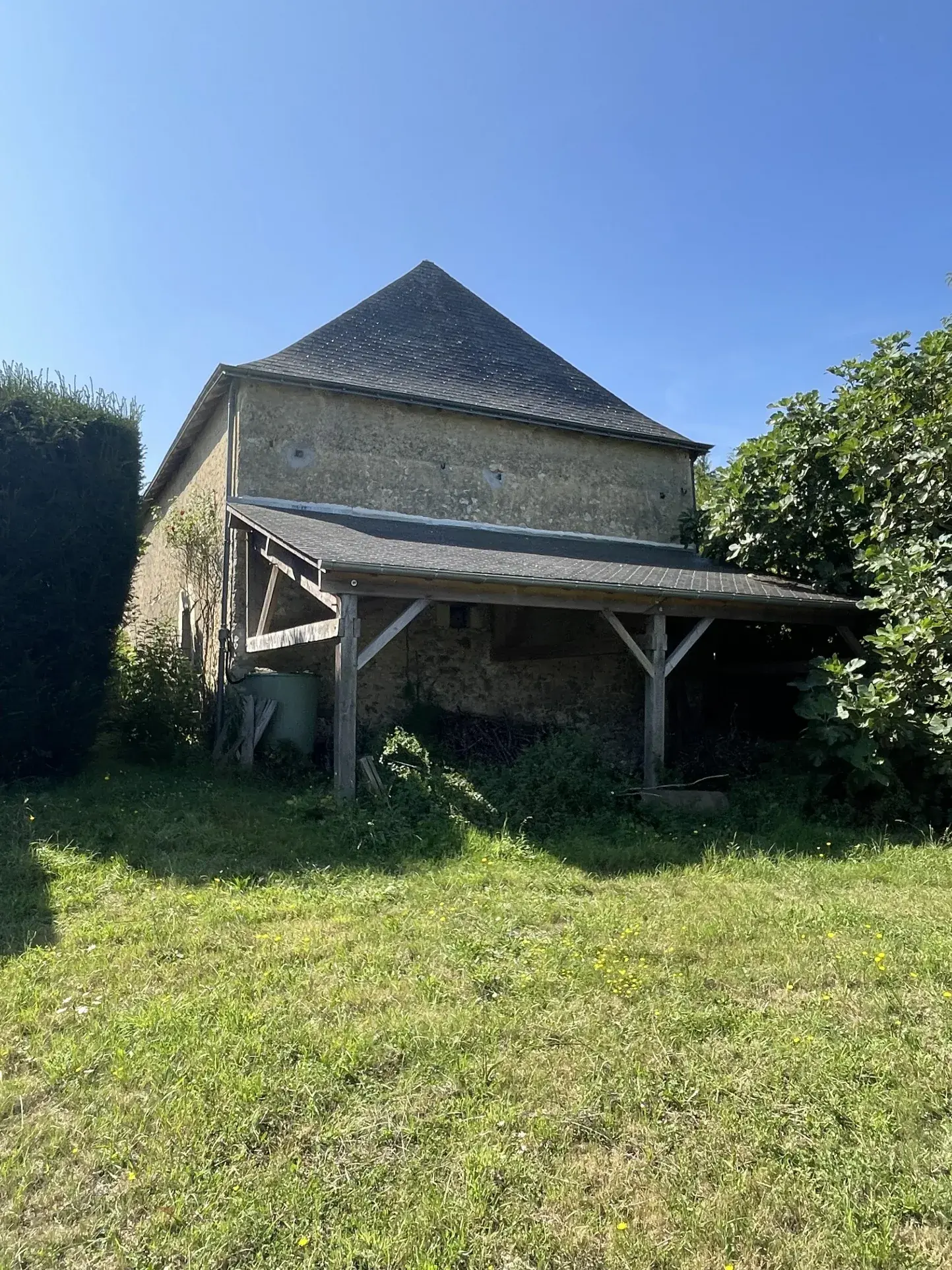 Ensemble immobilier à Noyant-Villages avec 2 maisons et grange 