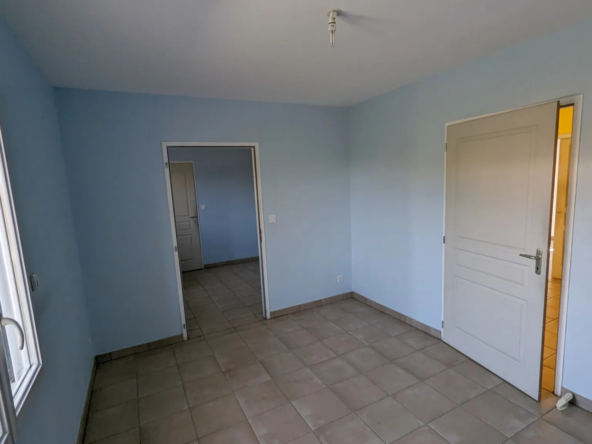 Vente Maison Plain-pied à MAGNE - Ancien Local Professionnel à Réhabiliter 