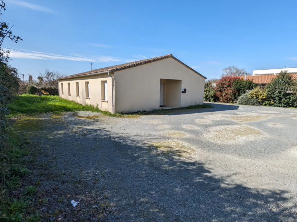 Vente Maison Plain-pied à MAGNE - Ancien Local Professionnel à Réhabiliter 