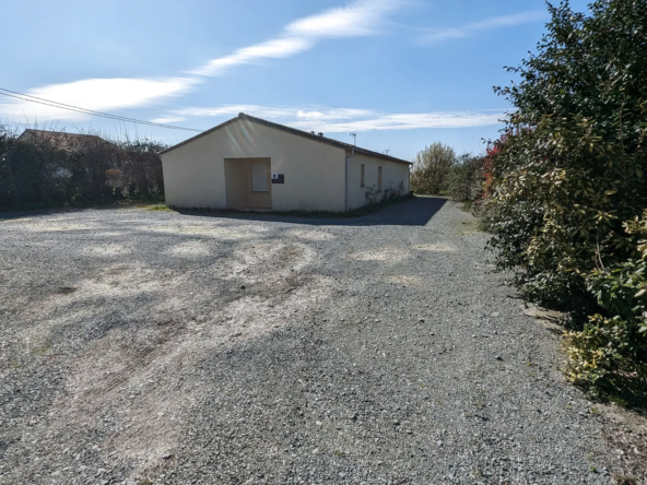 Vente Maison Plain-pied à MAGNE - Ancien Local Professionnel à Réhabiliter 
