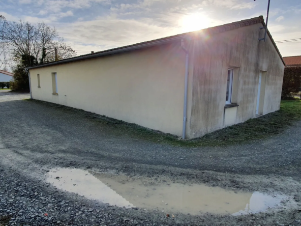 Vente Maison Plain-pied à MAGNE - Ancien Local Professionnel à Réhabiliter 