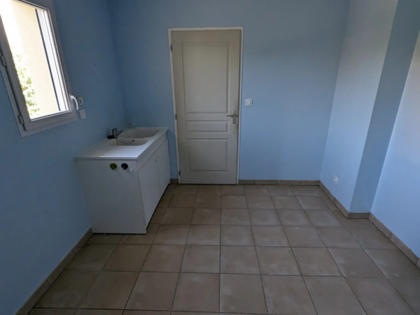 Vente Maison Plain-pied à MAGNE - Ancien Local Professionnel à Réhabiliter 