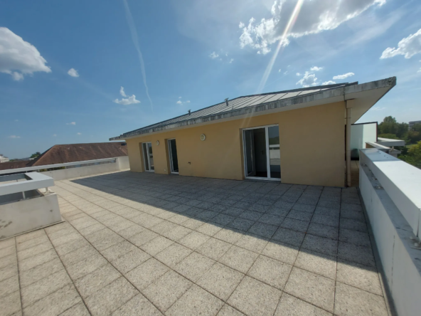 À vendre : Appartement 4 pièces avec terrasse à ÉlanCOURT 