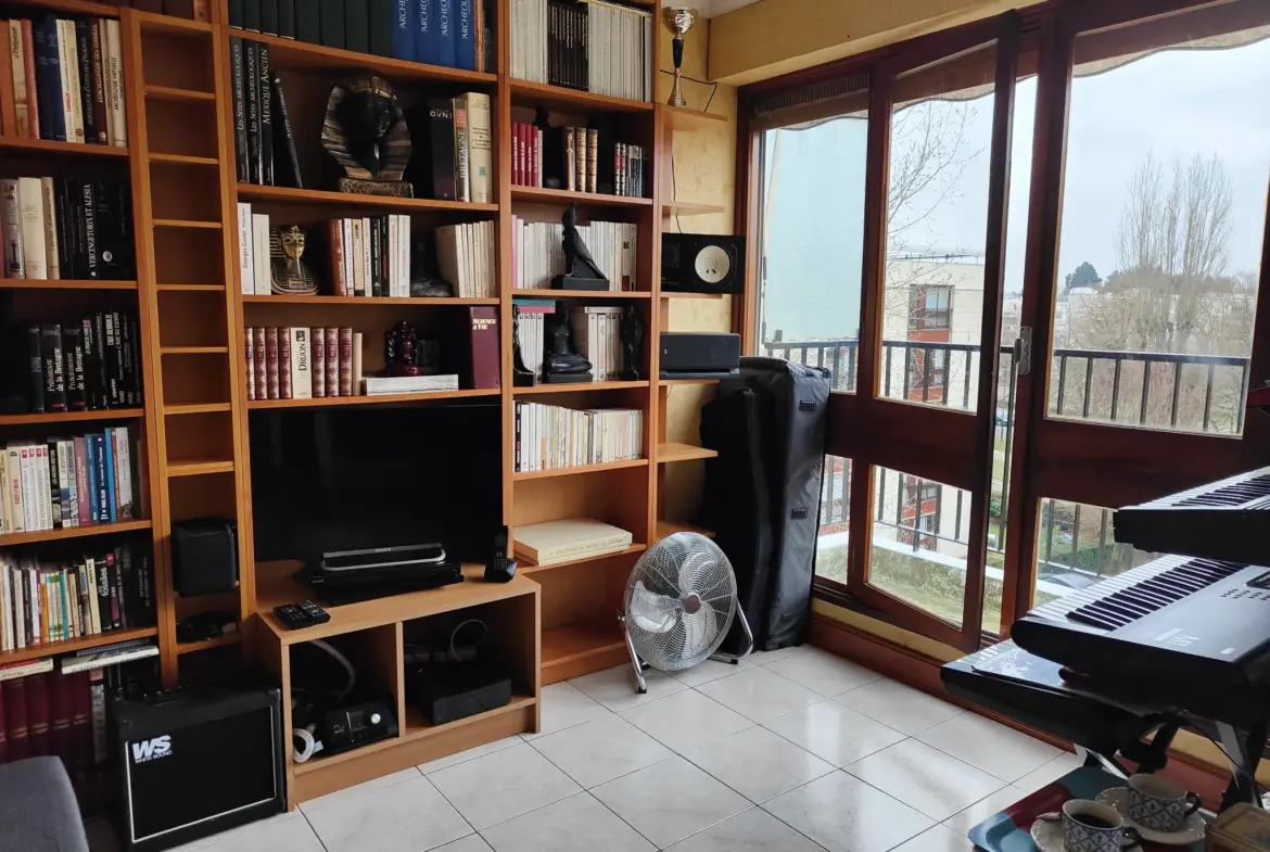 Studio lumineux à vendre au Chesnay (78) avec balcon et vue dégagée 