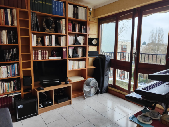 Studio lumineux à vendre au Chesnay (78) avec balcon et vue dégagée