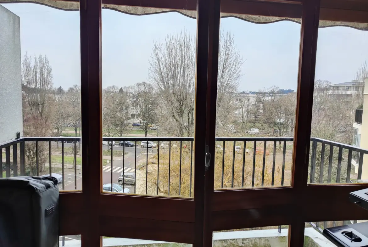 Studio lumineux à vendre au Chesnay (78) avec balcon et vue dégagée 