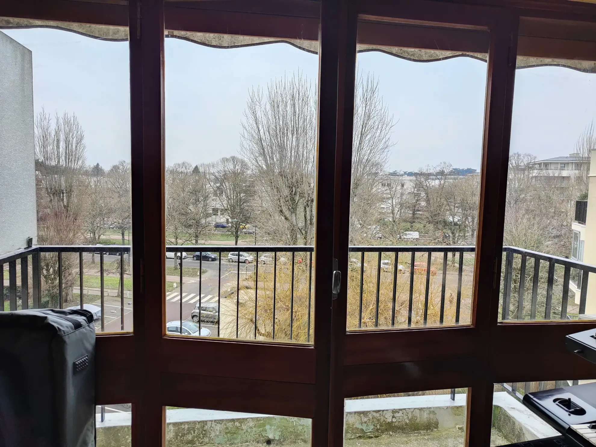 Studio lumineux à vendre au Chesnay (78) avec balcon et vue dégagée 