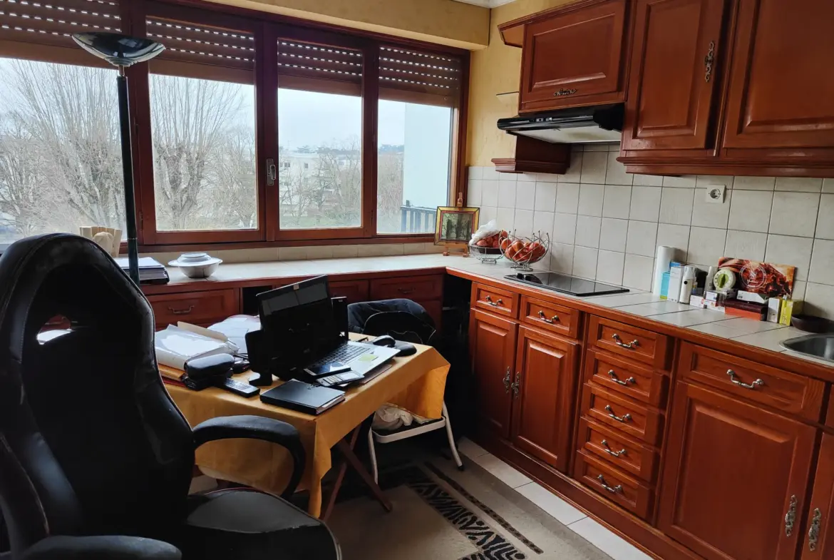 Studio lumineux à vendre au Chesnay (78) avec balcon et vue dégagée 