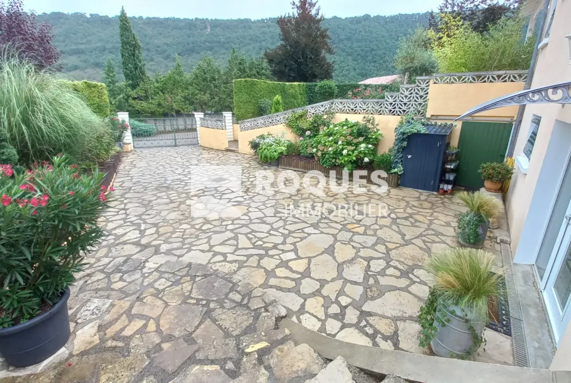 Maison avec piscine à vendre à Compregnac 