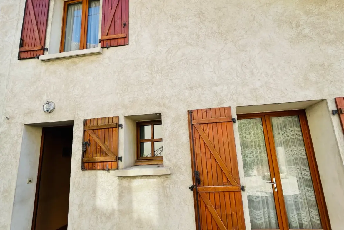 Vif : Maison de village à rénover avec garage et parking 
