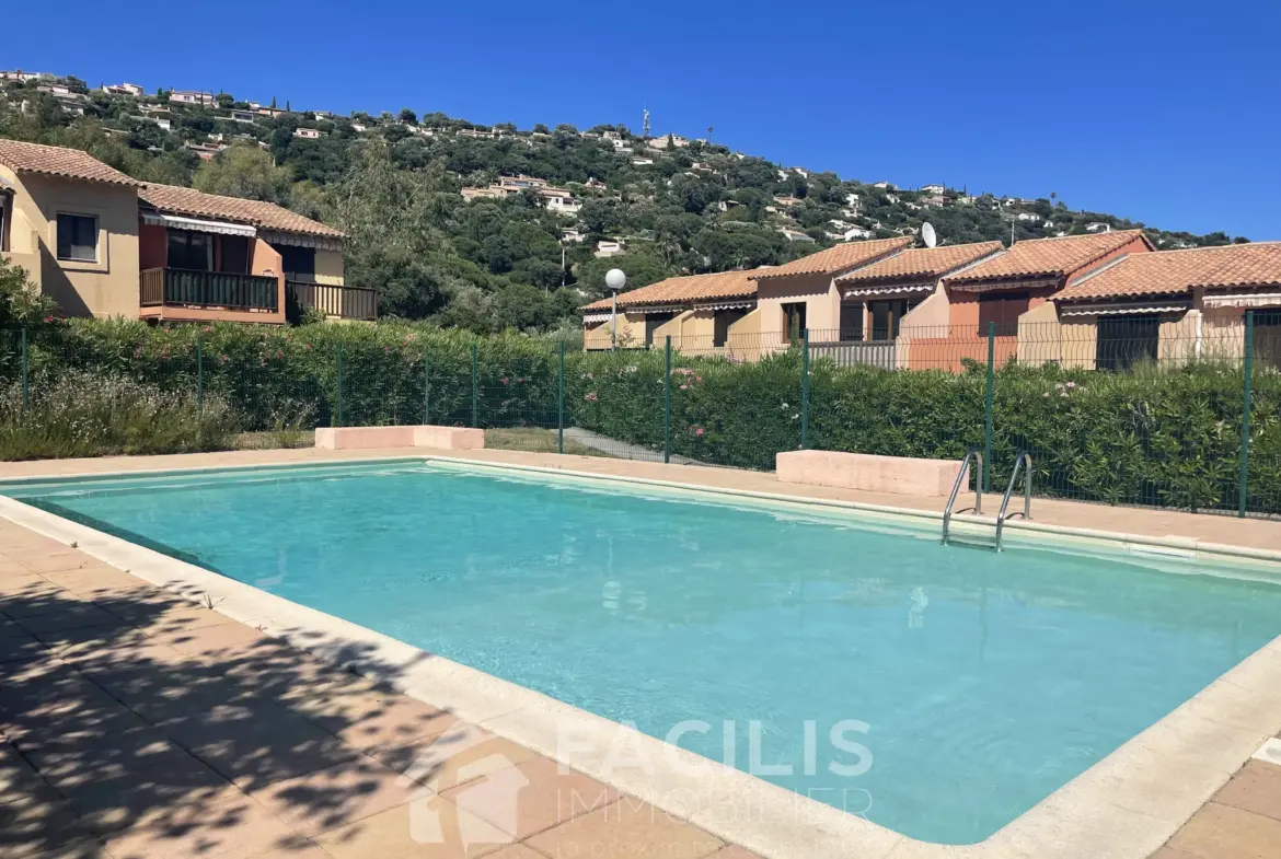Joli T2 avec Jardin, Piscine et Parking à Cavalaire Sur Mer 
