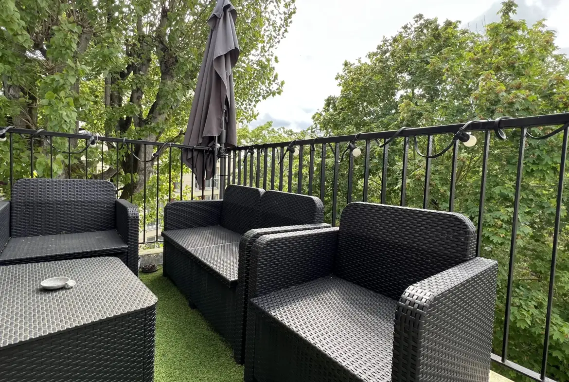 Appartement au dernier étage avec loggia à Le Chesnay 