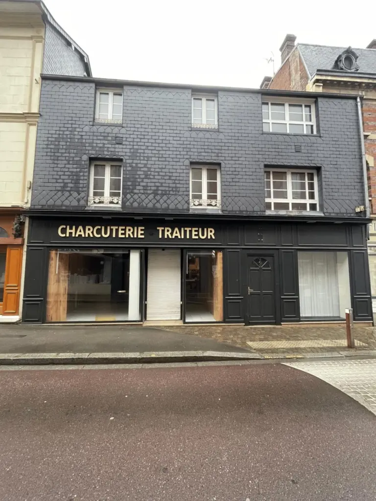 Immeuble avec local commercial et appartement à Livarot