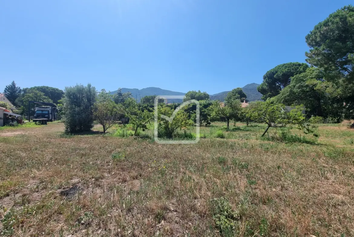 Terrain constructible à Laroque des Albères - 1100 m² avec vue sur les Albères 