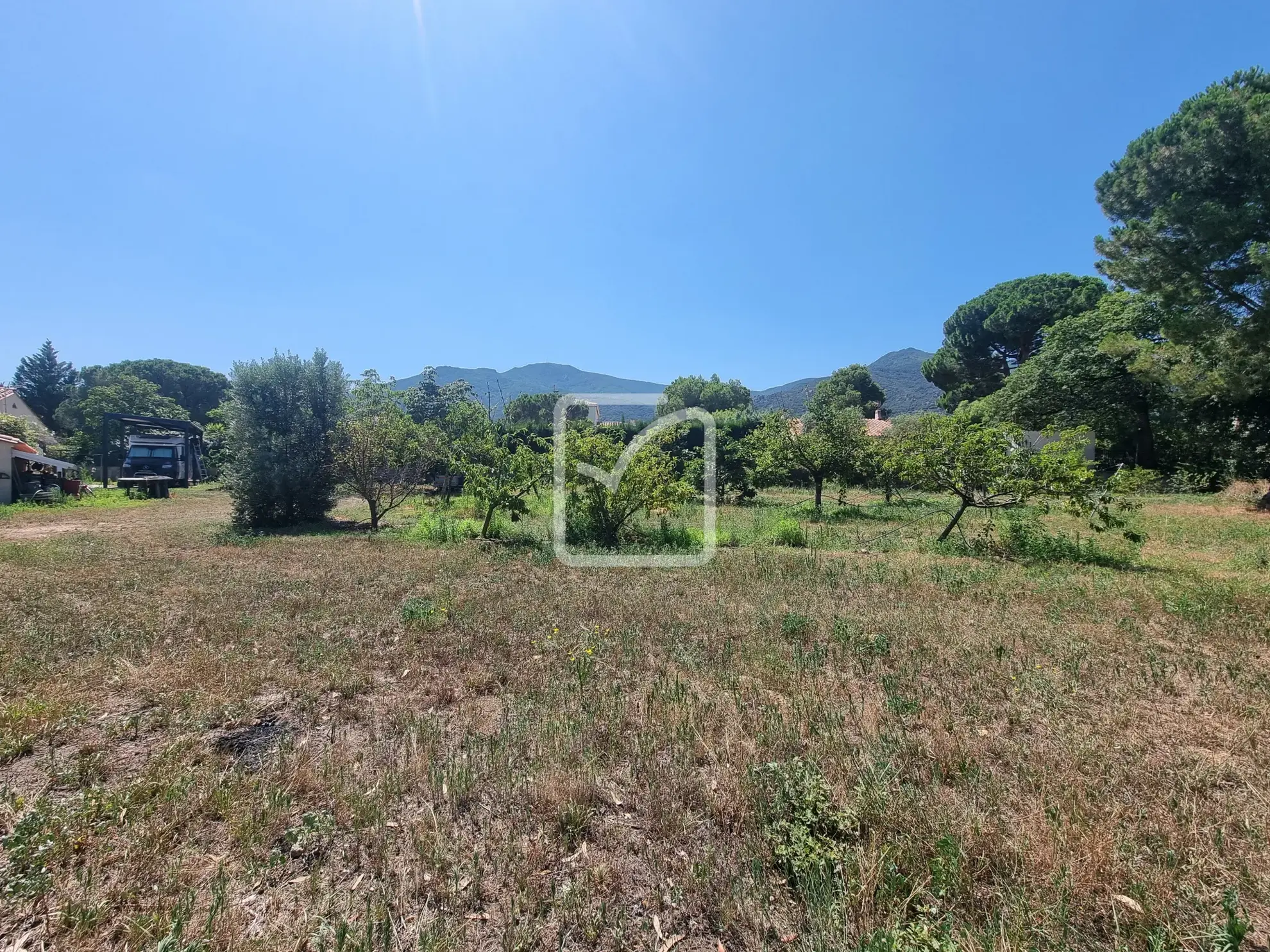 Terrain constructible à Laroque des Albères - 1100 m² avec vue sur les Albères 