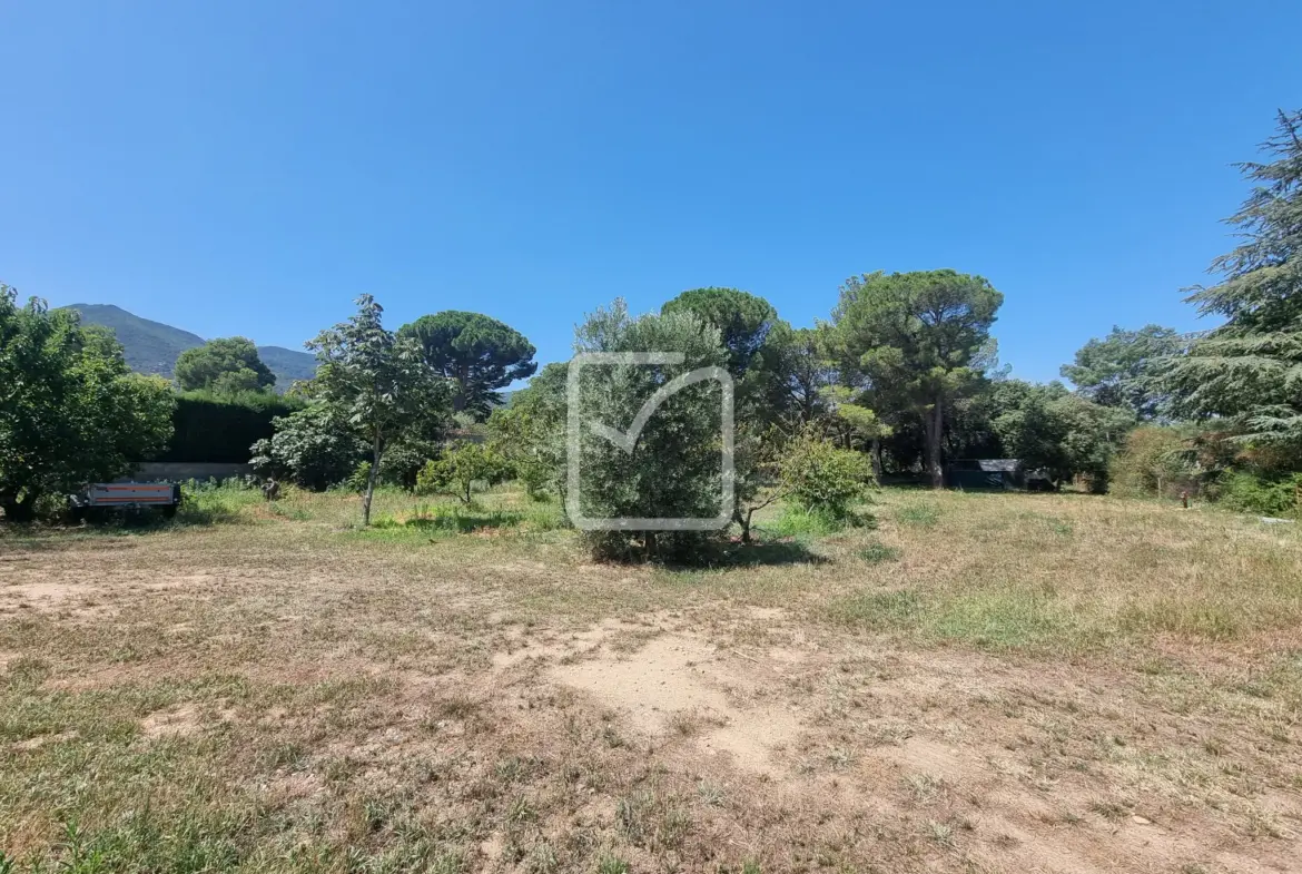 Terrain constructible à Laroque des Albères - 1100 m² avec vue sur les Albères 