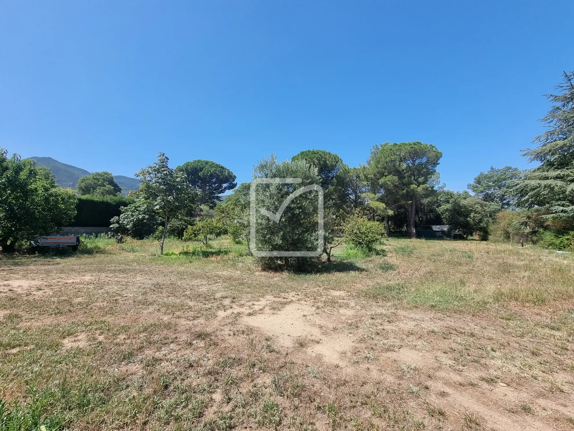 Terrain constructible à Laroque des Albères - 1100 m² avec vue sur les Albères 